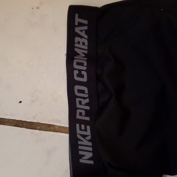 Nike Leggings Pro Combat Dri Fit Capri Size XS Compression Leggings Black - Picture 2 of 10